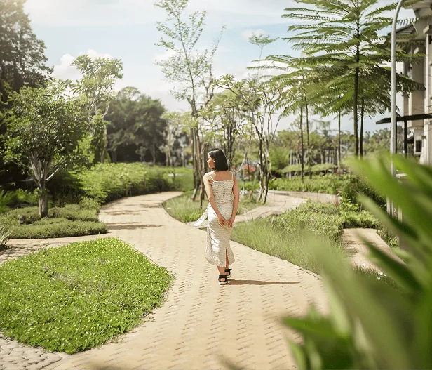 Jalur taman hijau di Premier Promenade